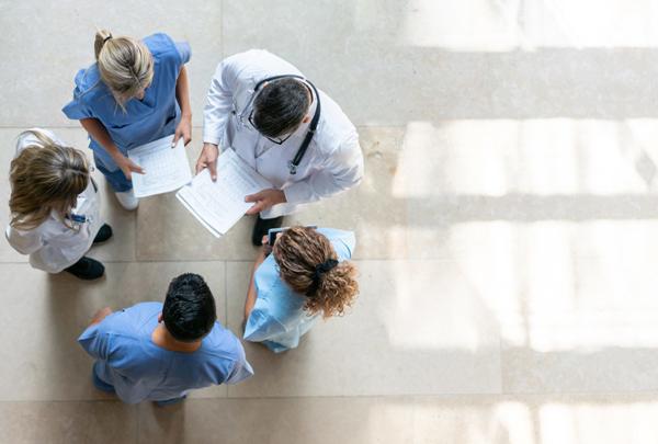 医疗保健 professionals during a meeting at the 医院 - High angle view